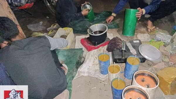 (ပြည်သူ့ကာကွယ်ရေးတပ် ဖွဲ့-တကောင်းမှ ရဲဘော်များ လက်နက်ခဲယမ်းများပြုလုပ်နေစဉ်)