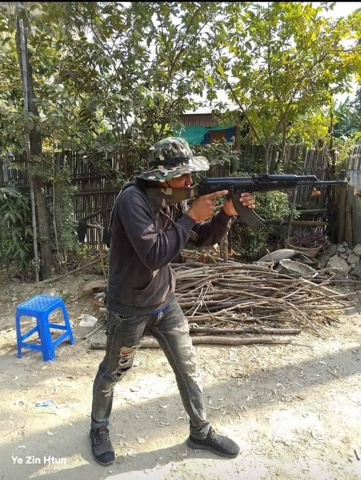 ထုံးဘိုရွာ မီးရှို့ဖျက်ဆီးခံရပြီးနောက် တွေ့ရစဥ်နှင့် ကျဆုံးခဲ့သော ရဲဘော်အား တွေ့ရစဉ်၊ ဓာတ်ပုံ-နဂါးနီပြောက်ကျားတပ်ဖွဲ့