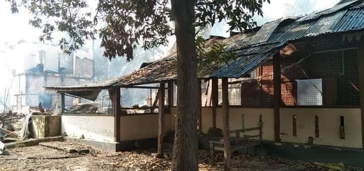မီးရှို့ဖျက်ဆီးခံရသော ခရစ်ယာန်ဘုရားရှိခိုးကျောင်းနှင့် ဘုန်းတော်ကြီးကျောင်းအဆောက်အအုံများအား တွေ့ရစဉ်၊ ဓာတ်ပုံ-People's Defense Comrade
