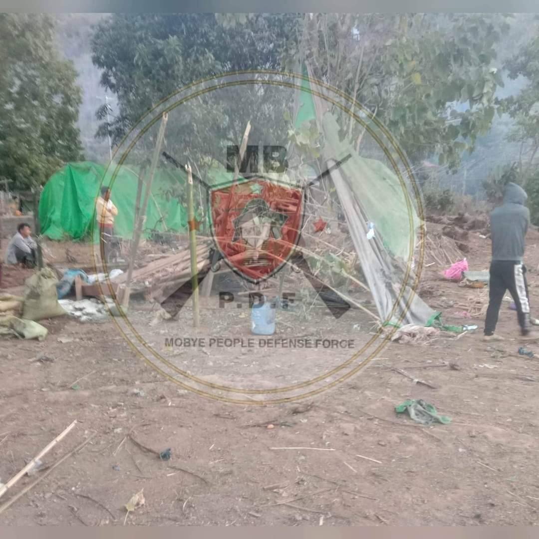 (စစ်ကောင်စီ၏ လက်နက်ကြီးကြောင့် သေဆုံးခဲ့ရသူနှင့် ပျက်စီးခဲ့သော စစ်ရှောင်နေရာများအား တွေ့ရစဥ် ။ဓာတ်ပုံ - MBPDF)