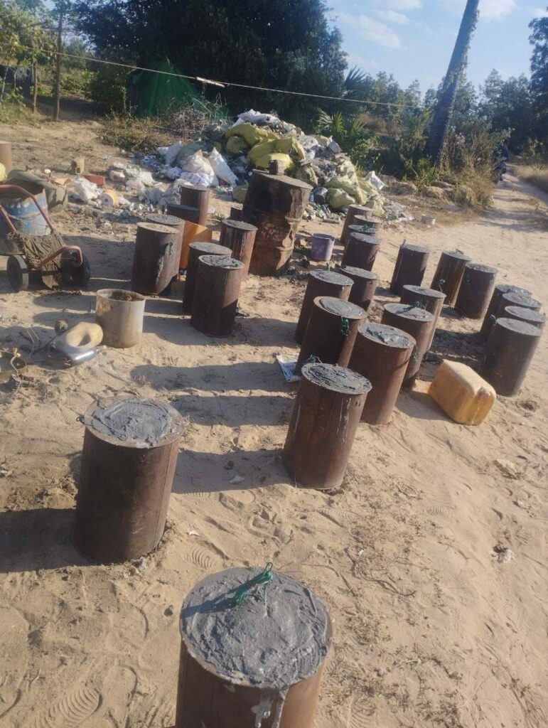 (တိုက်ခိုက်ရာတွင်အသုံးပြုခဲ့သောမိုင်းများအားတွေ့ရစဥ်။ ဓါတ်ပုံ-မြိုင်ပကဖ)