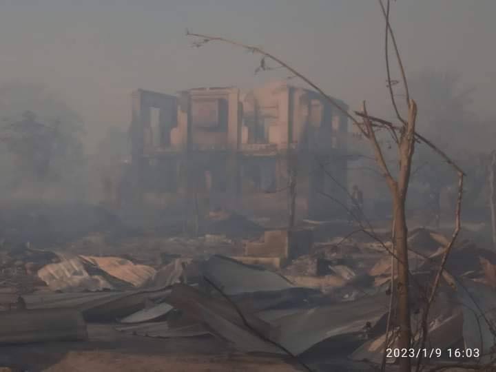 အင်တိုင်းလေးကျေးရွာနှင့် ချောင်းနားကျေးရွာတို့မှ သက်ကြီးရွယ်အိုများအား ကယ်ထုတ်လာစဥ်၊ အင်တိုင်းလေးကျေးရွာနှင့် ချောင်းနားကျေးရွာများ မီးရှို့ဖျက်ဆီးခံရပြီးနောက် တွေ့ရစဥ်၊ ဓာတ်ပုံ-ဒီပဲယင်းမြို့နယ် ညီနောင်များ