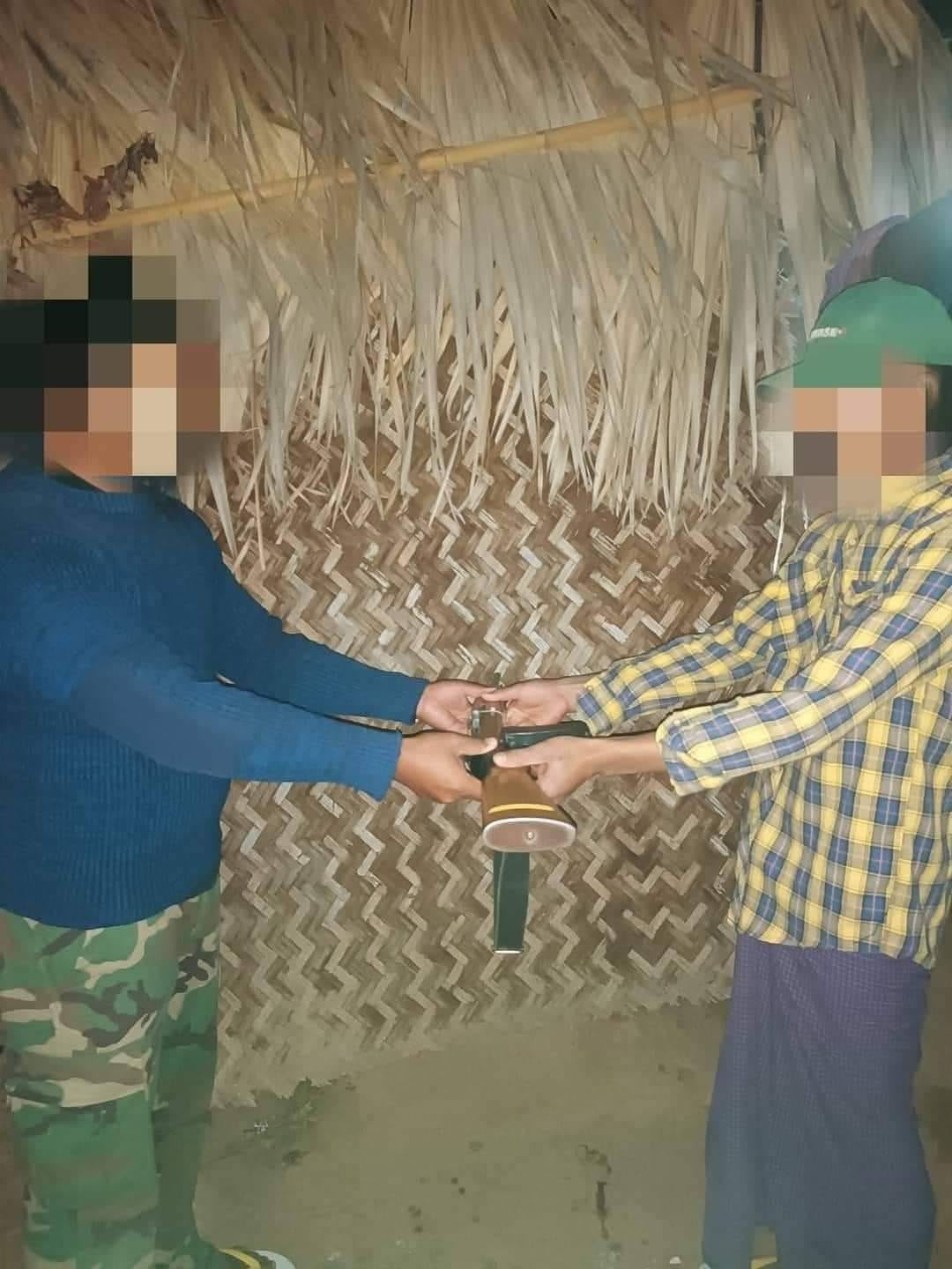 ရွှေဘိုမြို့နယ်တွင် ပျူအသွင်ယူနေသူကကင်းတာဝန်ကျချိန်လက်နက်ယူဆောင်ကာပြည်သူ့လုံခြုံရေးတပ်ဖွဲ့ထံအပ်နှံ