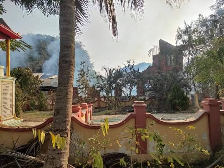 မီးရှို့ဖျက်ဆီးခံရသော ခရစ်ယာန်ဘုရားရှိခိုးကျောင်းနှင့် ဘုန်းတော်ကြီးကျောင်းအဆောက်အအုံများအား တွေ့ရစဉ်၊ ဓာတ်ပုံ-People's Defense Comrade
