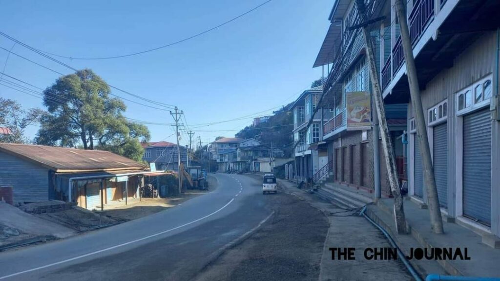 (ဟားခါးမြို့တွင်ဆိုင်များပိတ်၍ ဝမ်းနည်းကြောင်းပြသထားကြစဥ်။ ဓါတ်ပုံ-The Chin Journal)