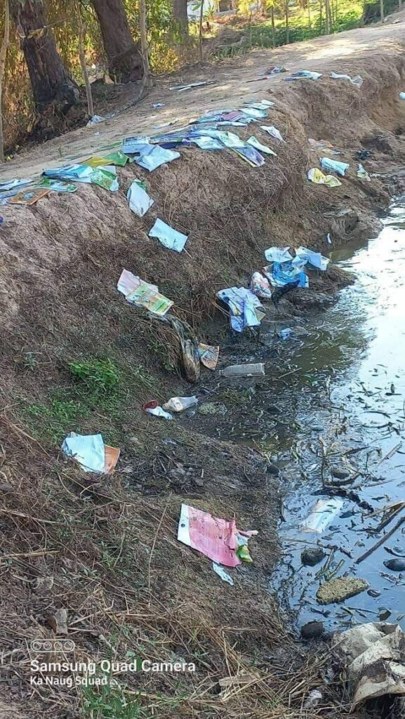(ရေထဲပစ်ချ ဖျက်ဆီးခံရသည့် မန်ကျည်းစောက်ကျေးရွာရှိ ပညာရေးကျောင်းသုံးစာအုပ်များ။ ဓာတ်ပုံ - CJ)