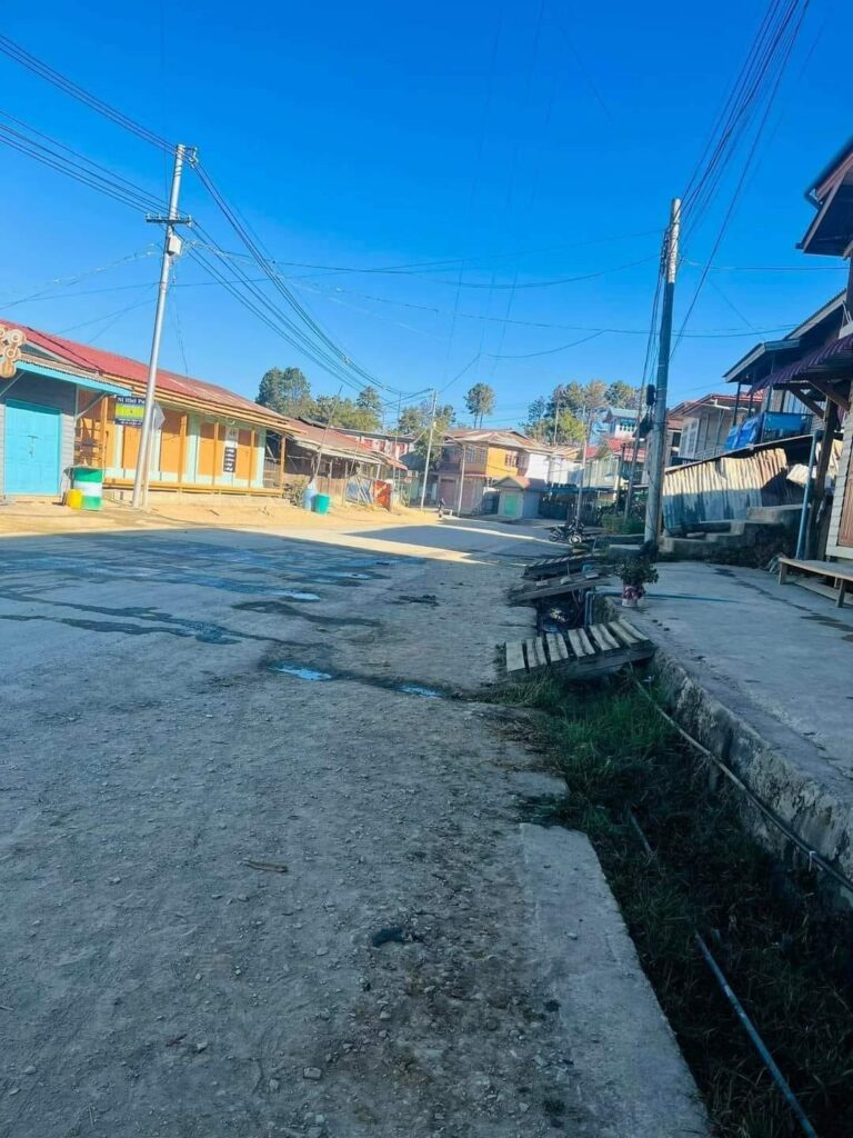 (ဟားခါးမြို့တွင်ဆိုင်များပိတ်၍ ဝမ်းနည်းကြောင်းပြသထားကြစဥ်။ ဓါတ်ပုံ-The Chin Journal)