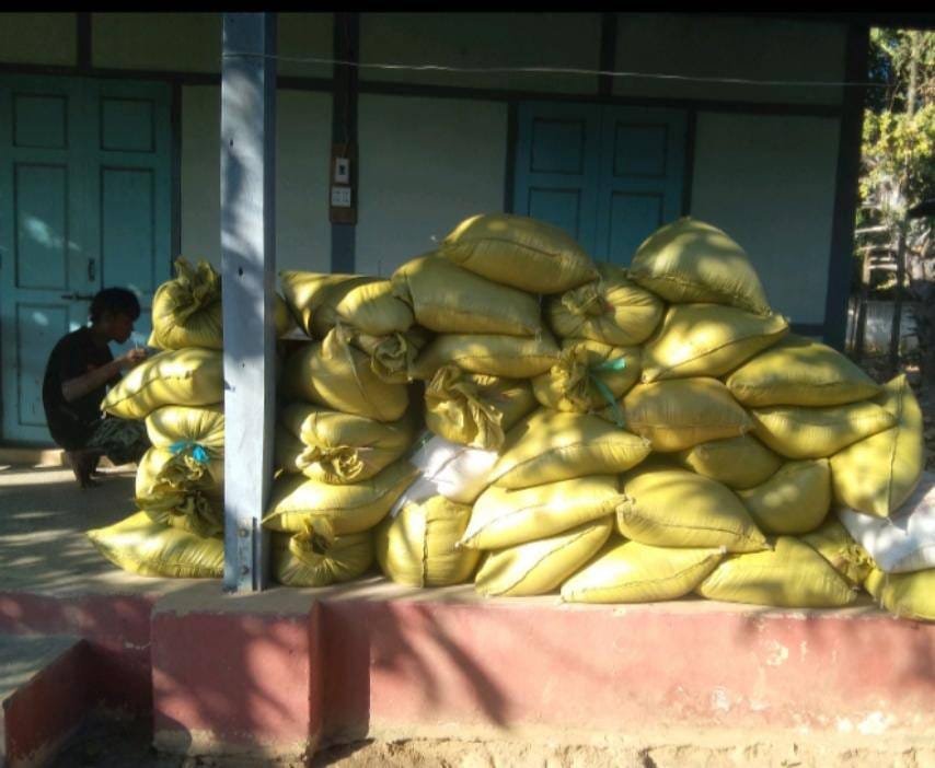 (စစ်​ကောင်စီတပ် ​ရေယာဥ်မှသိမ်းဆည်းရရှိ​သော စားနပ်ရိက္ခာများကိုစစ်​ဘေး​ရှောင်များသို​ကူညီ​ပေး​ဝေရန်ပြင်ဆင်ထားမှု။ ဓါတ်ပုံ-ကျောက်လုံးကြီးKLG)