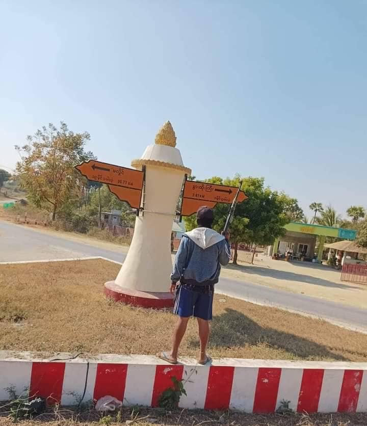 (နွားထိုးကြီးမြို့တောင်ဘက်အထွက် တောင်သာ - မလှိုင်လမ်းဆုံတွင် တွေ့ရသော NPDFမှ ရဲဘော်တစ်ဦး၊ ဓာတ်ပုံ-NPDF)
