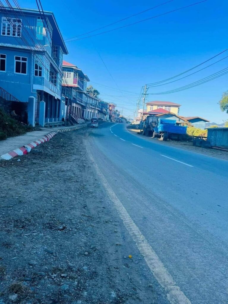 (စစ်ကောင်စီချိတ်ပိတ်ခဲ့သော စျေးဆိုင်နှင့် ဟားခါးမြို့ရှိ လမ်းမတနေရာအား တွေ့ရစဥ်၊ ဓာတ်ပုံ - CJ)