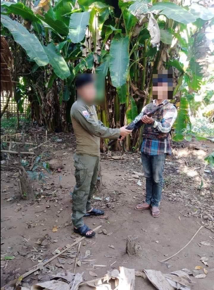 (အလင်းဝင်လာသော တပ်သား ချစ်ကောင်းအား တွေ့ရစဉ်၊ ဓာတ်ပုံ - KNU-Mutraw News)
