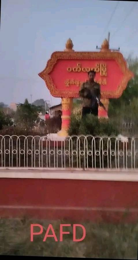 ဝက်လက်မြို့အဝင်တွင် တွေ့ရသည့် တော်လှန်ရေးရဲဘော်တစ်ဦး၊ ဓာတ်ပုံ - PAFD