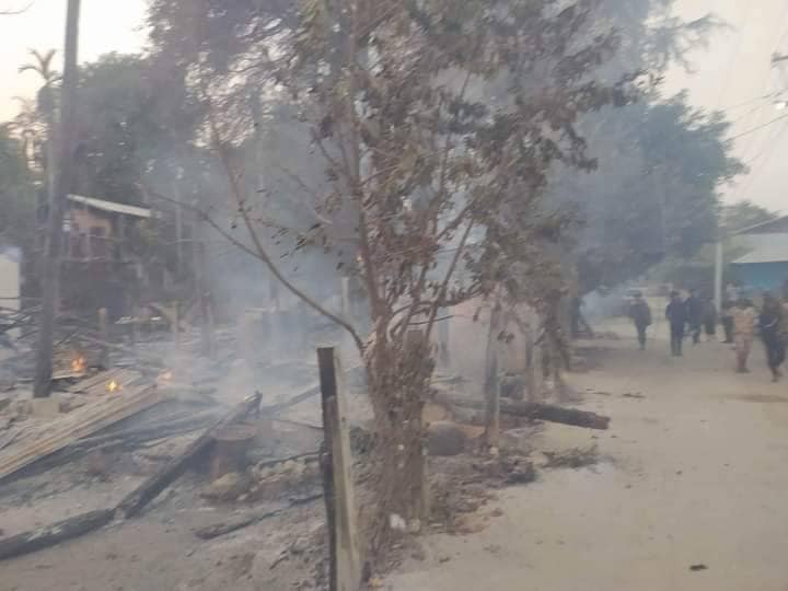 ထုံးဘိုရွာ မီးရှို့ဖျက်ဆီးခံရပြီးနောက် တွေ့ရစဥ်နှင့် ကျဆုံးခဲ့သော ရဲဘော်အား တွေ့ရစဉ်၊ ဓာတ်ပုံ-နဂါးနီပြောက်ကျားတပ်ဖွဲ့