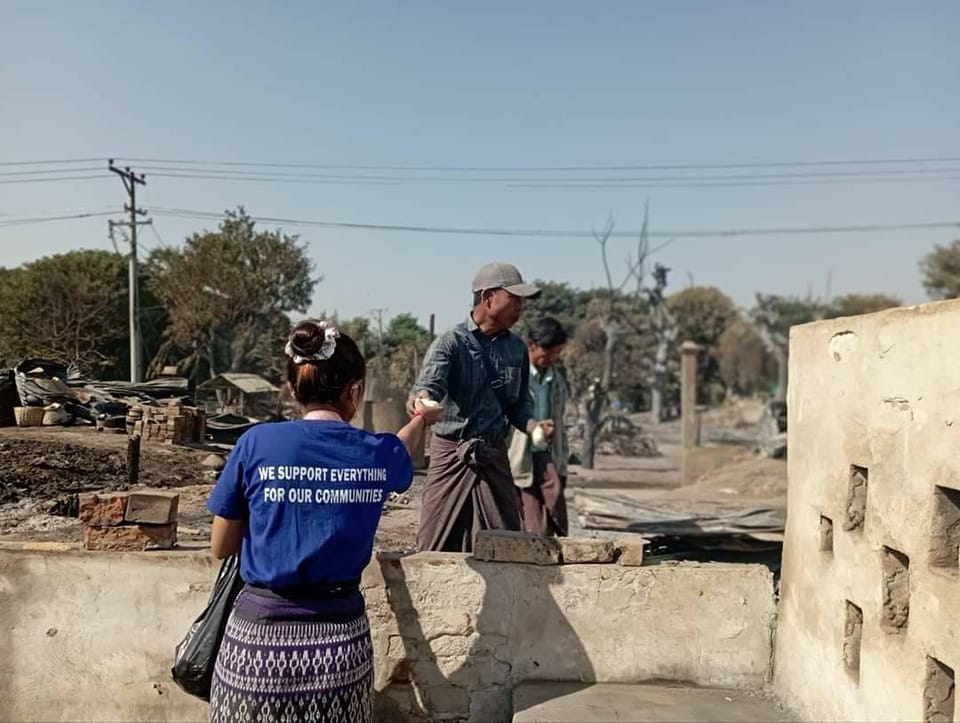(စစ်​ဘေး​ရှောင်၊ မီး​ဘေးသင့်ပြည်သူများကိုကူညီ​နေစဥ်။ ဓါတ်ပုံ-CDSOM)
