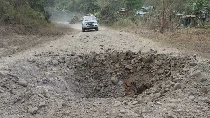 စစ်ကောင်စီလေကြောင်းတိုက်ခိုက်မှုကြောင့်လမ်းပျက်စီးနေမှု ။ ဓါတ်ပုံ-The Chin Journal