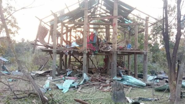 (စစ်​ကောင်စီ ဗုံကျဲတိုက်ခိုက်မှု​ကြောင့် မိုးတာလေးကျေးရွာနှင့်တိုက်ကုန်းကျေးရွာရှိ​နေအိမ်များပျက်စီး​နေမှု ။ ။ဓါတ်ပုံ-CJ)