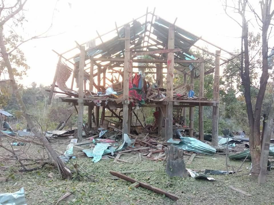 (စစ်​ကောင်စီ ဗုံကျဲတိုက်ခိုက်မှု​ကြောင့် မိုးတာလေးကျေးရွာနှင့်တိုက်ကုန်းကျေးရွာရှိ​နေအိမ်များပျက်စီး​နေမှု ။ ။ဓါတ်ပုံ-CJ)