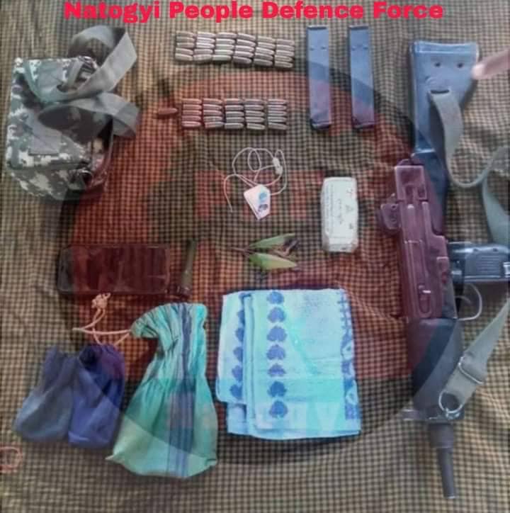 ရဲနှစ်ဦးထံမှ သိမ်းဆည်းရမိသော လက်နက်နှင့်ကျည်များ၊ ဓာတ်ပုံ-NPDF