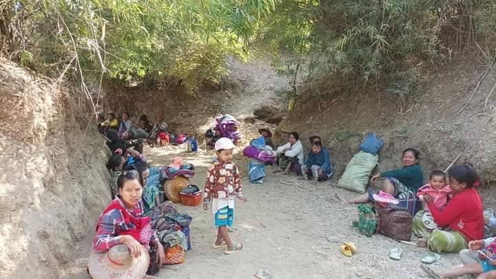 (ထွက်ပြေးတိမ်းရှောင်နေရသော ပြည်သူများအား တွေ့ရစဉ်၊ ဓာတ်ပုံ- Pauk Newsletter Page)