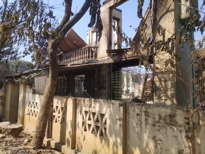 မီးလောင်ပြာကျခဲ့သောညောင်လှရွာနေအိမ်များအား တွေ့ရစဉ်၊ ဓာတ်ပုံ-ဒီပဲယင်းမြို့နယ်စစ်ရှောင်ထောက်ပံ့ရေး
