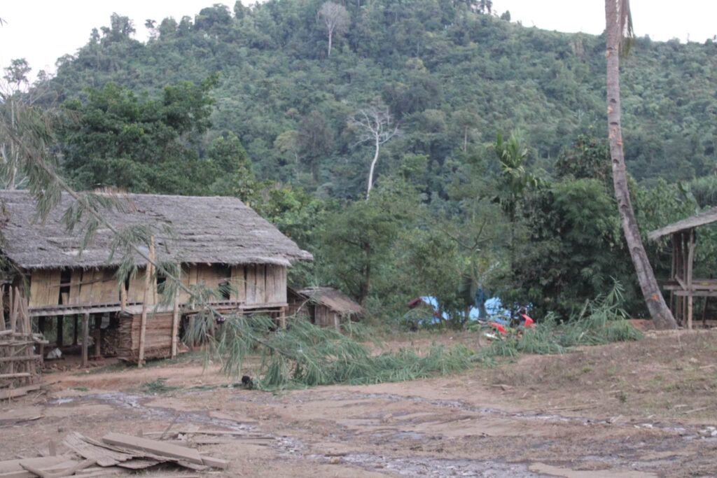 (အကြမ်းဖက်စစ်ကောင်စီတပ် လေကြောင်းမှဗုံးကြဲတိုက်ခိုက်မှုကြောင့် ထိခိုက်ပျက်စီးမှုများနှင့် သေဆုံးသူ ရုပ်အလောင်းများအား တွေ့ရစဉ်၊ ဓာတ်ပုံ - KNU - Mutraw News)