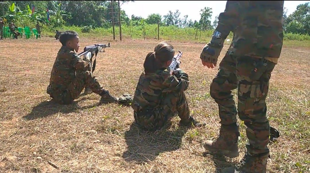 (CDF မတူပီတပ်ဖွဲ့ဝင်များ သေနတ်ပစ်လေ့ကျင့်နေစဥ်၊ ဓာတ်ပုံ - Chinland Defense Force Matupi)
