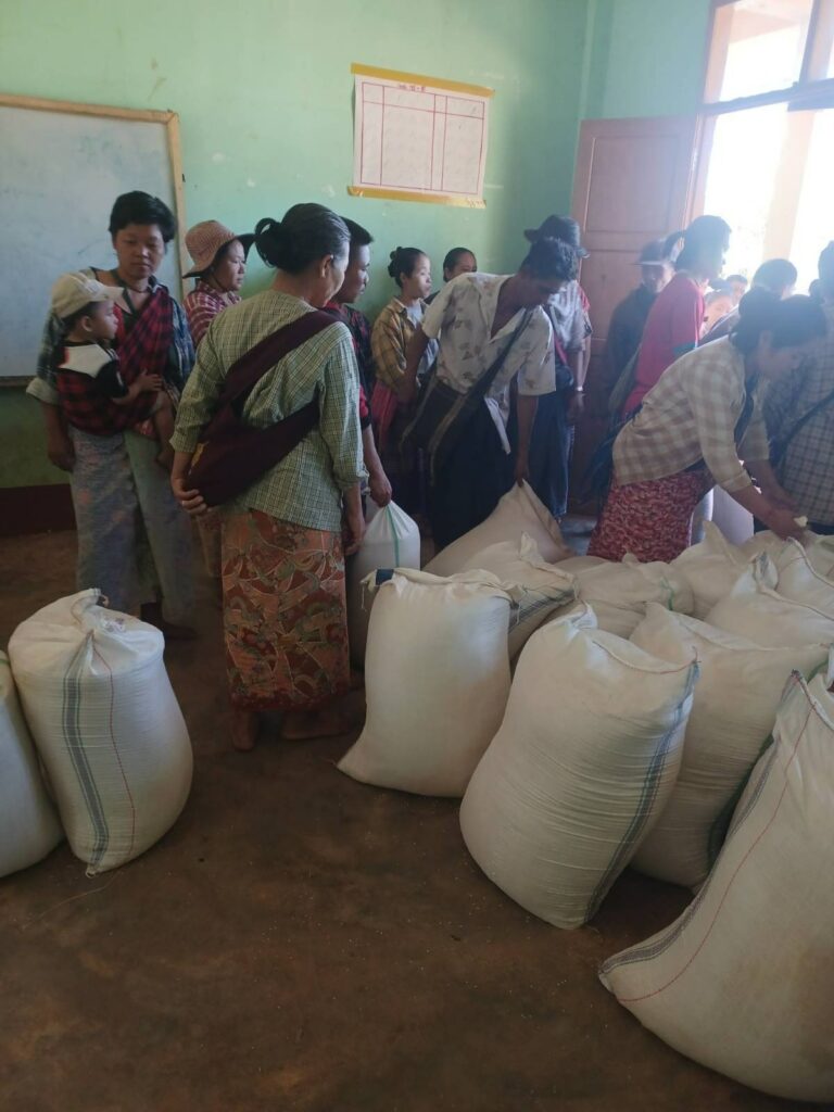 (KNUဖွဲ့ထားသည့်အရေးပေါ် လူသားချင်းစာနာမှု ကူညီရေးကော်မတီက စစ်ရှောင်များကို ဆန်နှင့် ငွေကြေးထောက်ပံ့နေစဥ်၊ ဓာတ်ပုံ - CJ)