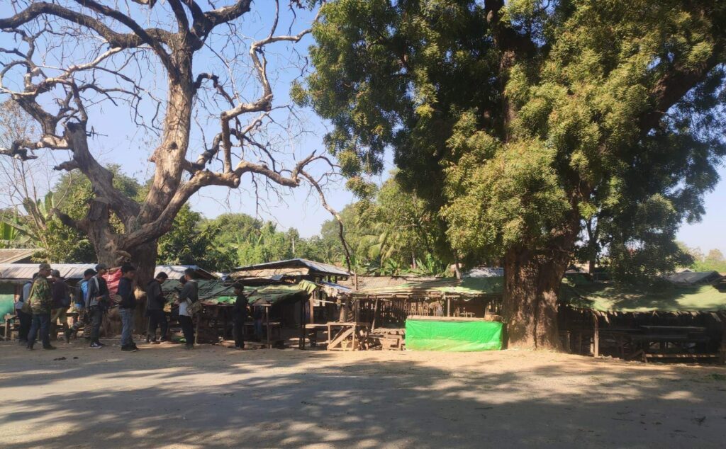 PDFများက သစ်ပင်ခြောက်နားရောက်နေချိန်နှင့် စစ်ကောင်စီတပ်မှာ သစ်ပင်အစို အပင်ကြီးနားရောက်နေချိန်အနီးကပ်တိုက် ခိုက်ခဲ့ကြခြင်းဖြစ်သည်။ဓါတ်ပုံ-Chindwin Attack Force