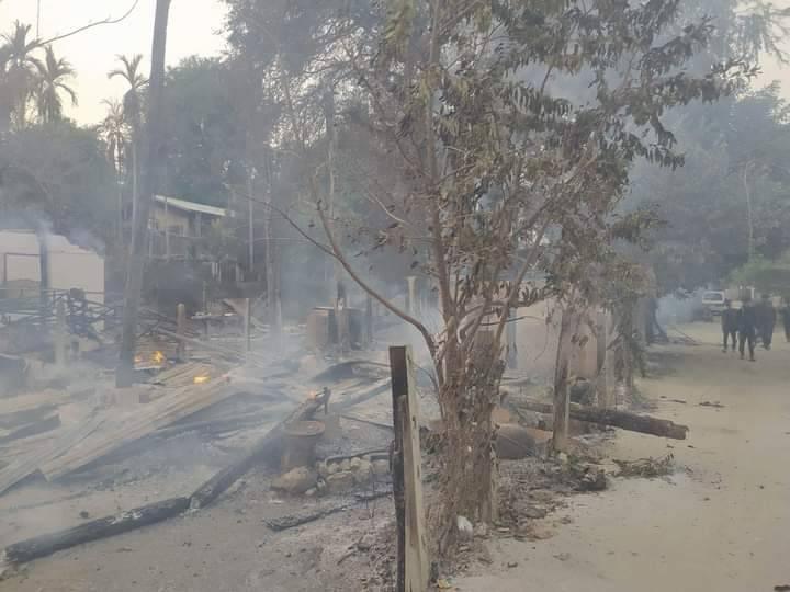 (ထုံးဘိုရွာအား စစ်ကောင်စီတပ်က မီးရှို့ဖျက်ဆီးသွားပြီးနောက် တွေ့ရစဥ်၊ ဓာတ်ပုံ - Wetlet Information Network)