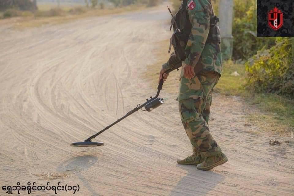 (ပြည်သူ့ကာကွယ်ရေးရဲဘော်များက မိုင်းရှင်းလင်းရေးဆောင်ရွက်နေစဉ်၊ ဓာတ်ပုံ - NUG)