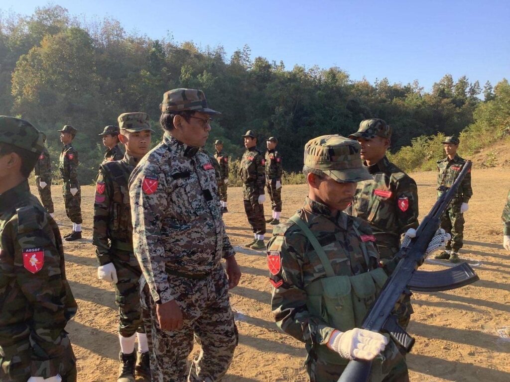 (မြန်မာနိုင်ငံလုံးဆိုင်ရာ ကျောင်းသားများ ဒီမိုကရက်တစ် တပ်ဦး (ကျောင်းသားတပ်မတော်)- ချင်းတွင်းဒေသ၊ အခြေခံစစ်ပညာသင်တန်း အပတ်စဉ်-၁ သင်တန်းဆင်းပွဲပြုလုပ်နေစဉ်၊ ဓာတ်ပုံ - ABSDF)