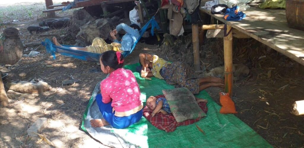 ထွက်ပြေးတိမ်းရှောင်နေသော ဒေသခံသားများအား တွေ့ရစဉ်၊ ဓာတ်ပုံ - KNU