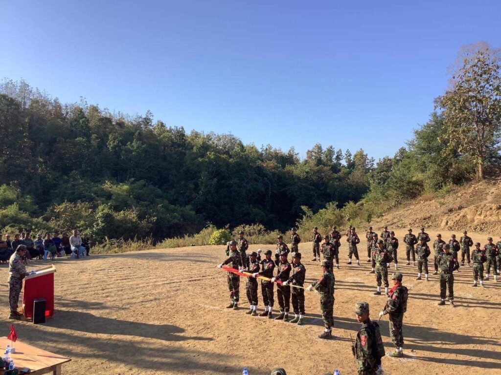 (မြန်မာနိုင်ငံလုံးဆိုင်ရာ ကျောင်းသားများ ဒီမိုကရက်တစ် တပ်ဦး (ကျောင်းသားတပ်မတော်)- ချင်းတွင်းဒေသ၊ အခြေခံစစ်ပညာသင်တန်း အပတ်စဉ်-၁ သင်တန်းဆင်းပွဲပြုလုပ်နေစဉ်၊ ဓာတ်ပုံ - ABSDF)
