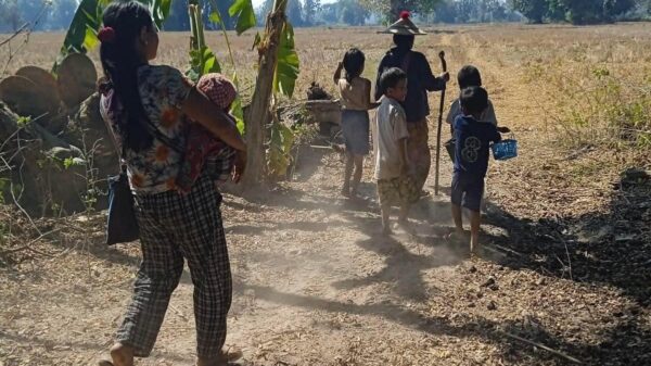 ထွက်ပြေးတိမ်းရှောင်နေသော ဒေသခံသားများအား တွေ့ရစဉ်၊ ဓာတ်ပုံ - KNU