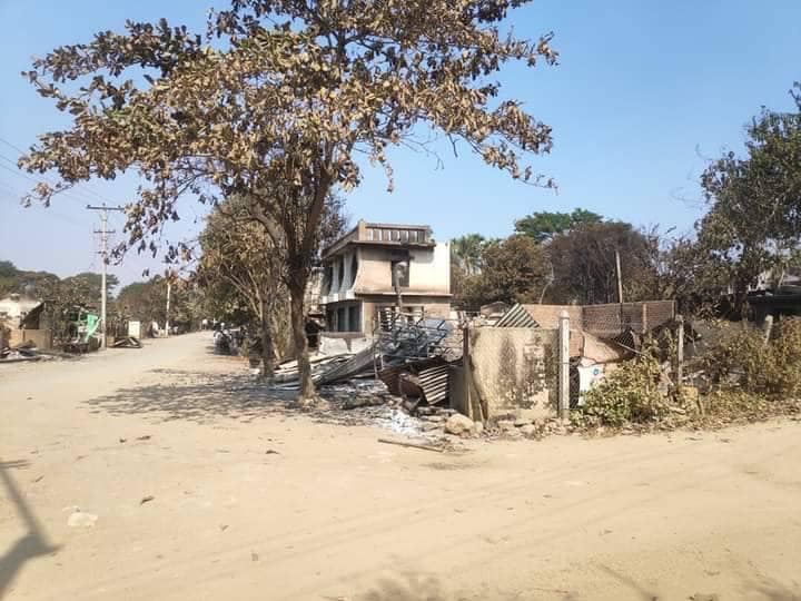 မီးလောင်ပြာကျခဲ့သောညောင်လှရွာနေအိမ်များအား တွေ့ရစဉ်၊ ဓာတ်ပုံ-ဒီပဲယင်းမြို့နယ်စစ်ရှောင်ထောက်ပံ့ရေး