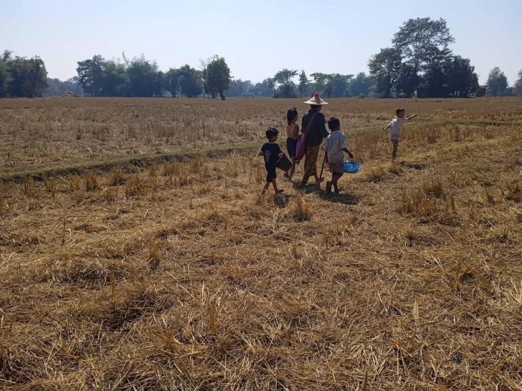 ထွက်ပြေးတိမ်းရှောင်နေသော ဒေသခံသားများအား တွေ့ရစဉ်၊ ဓာတ်ပုံ - KNU