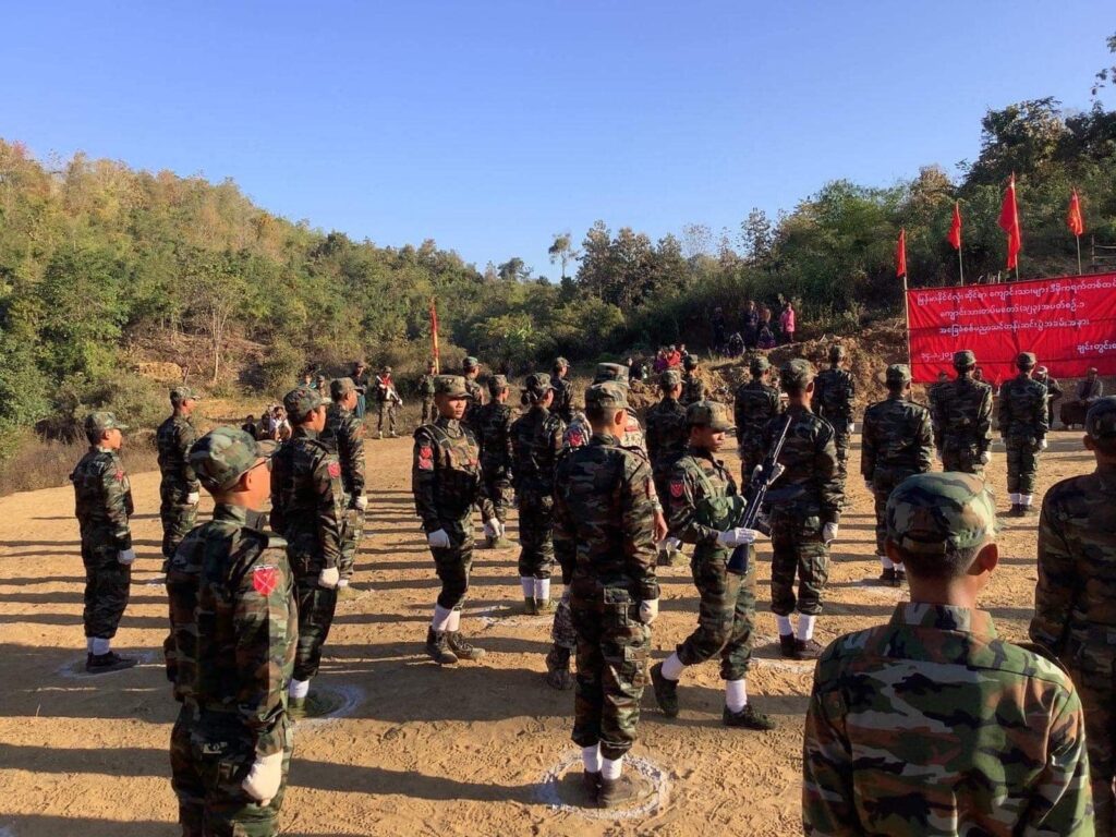 (မြန်မာနိုင်ငံလုံးဆိုင်ရာ ကျောင်းသားများ ဒီမိုကရက်တစ် တပ်ဦး (ကျောင်းသားတပ်မတော်)- ချင်းတွင်းဒေသ၊ အခြေခံစစ်ပညာသင်တန်း အပတ်စဉ်-၁ သင်တန်းဆင်းပွဲပြုလုပ်နေစဉ်၊ ဓာတ်ပုံ - ABSDF)
