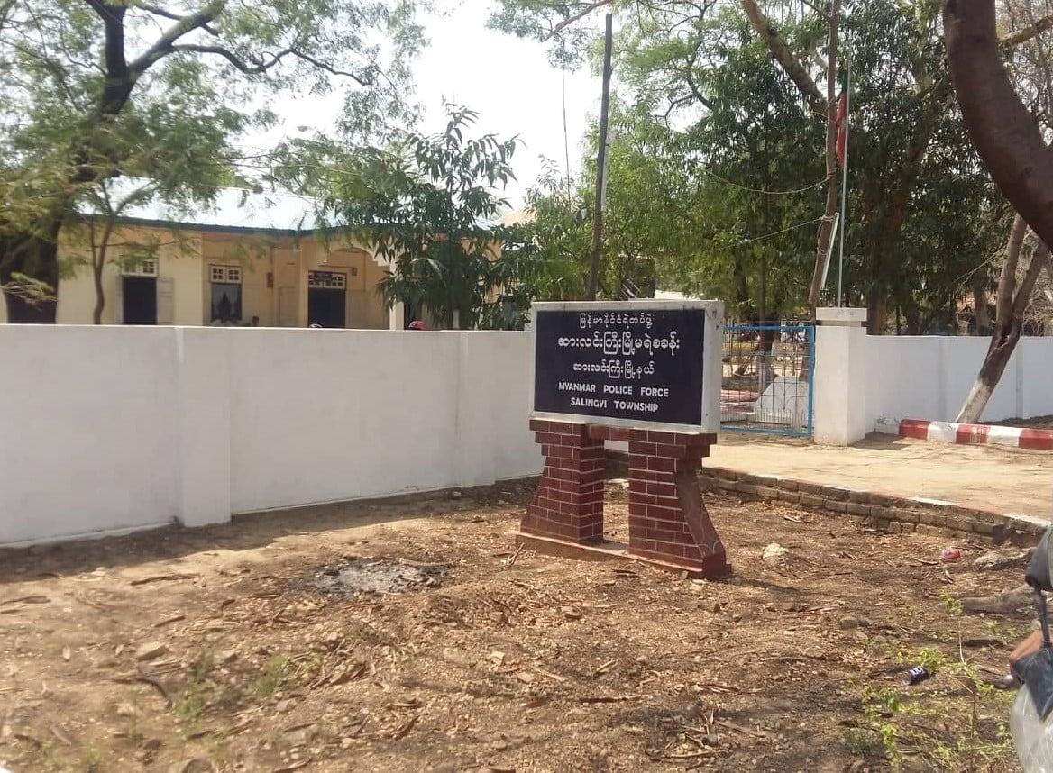 ဆားလင်းကြီးနယ်တွင် စစ်အုပ်စုရွာစဥ်လှည့်မီးရှို့နေစဥ် မြို့ပေါ်ရဲစခန်းကို ပစ်ခတ်တိုက်ခိုက်