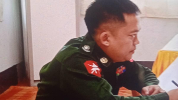 (ဗိုလ်မှူးသန်းထွဋ်နှင့် သိမ်းဆည်းရမိသော လက်နက်၊ စာရွက်စာတန်းများအား တွေ့ရစဥ်၊ ဓာတ်ပုံ - Bago Region PDF)