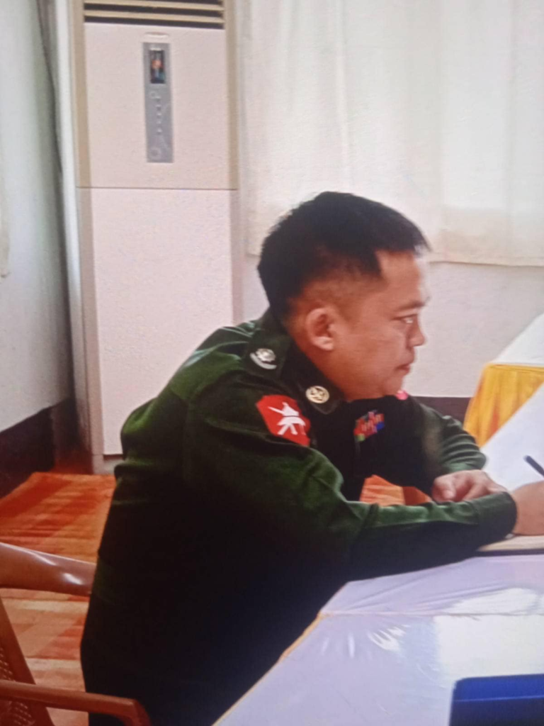 (ဗိုလ်မှူးသန်းထွဋ်နှင့် သိမ်းဆည်းရမိသော လက်နက်၊ စာရွက်စာတန်းများအား တွေ့ရစဥ်၊ ဓာတ်ပုံ - Bago Region PDF)