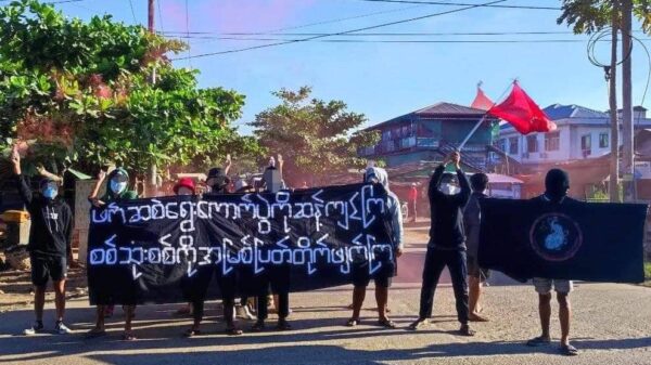 (စစ်ကောင်စီတပ်ပြုလုပ်မည့် အတုအယောင်ရွေးကောက်ပွဲအား ဆန့်ကျင်ကြရန် ရန်ကုန်မြို့၌ ဇန်နဝါရီ ၁၃ရက်က ဆန္ဒပြနေစဉ်၊ ဓာတ်ပုံ - AAMIJ)