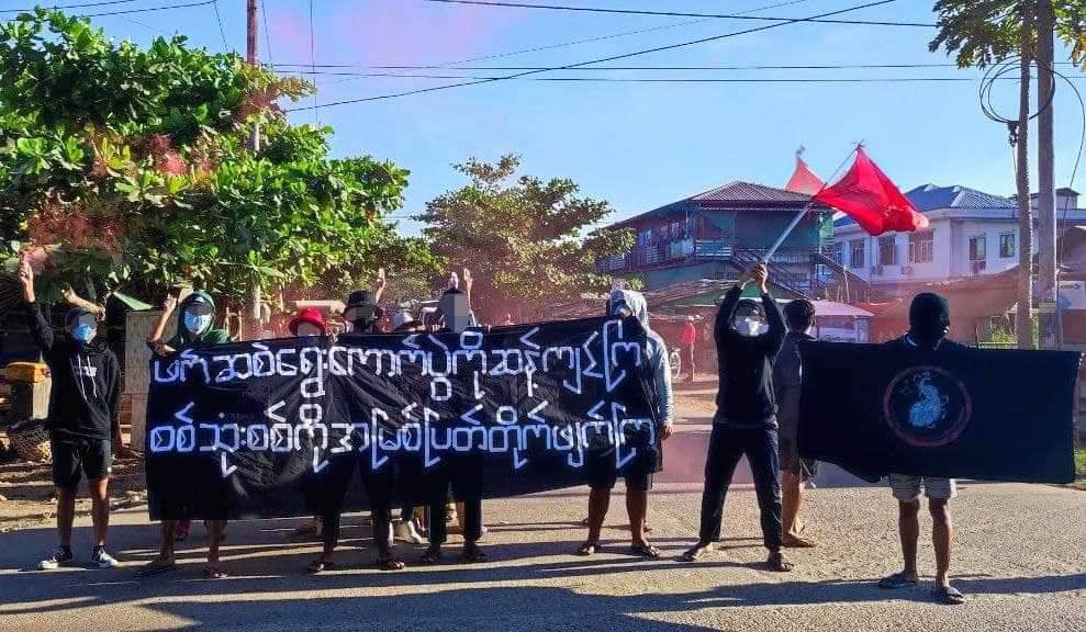 (စစ်ကောင်စီတပ်ပြုလုပ်မည့် အတုအယောင်ရွေးကောက်ပွဲအား ဆန့်ကျင်ကြရန် ရန်ကုန်မြို့၌ ဇန်နဝါရီ ၁၃ရက်က ဆန္ဒပြနေစဉ်၊ ဓာတ်ပုံ - AAMIJ)