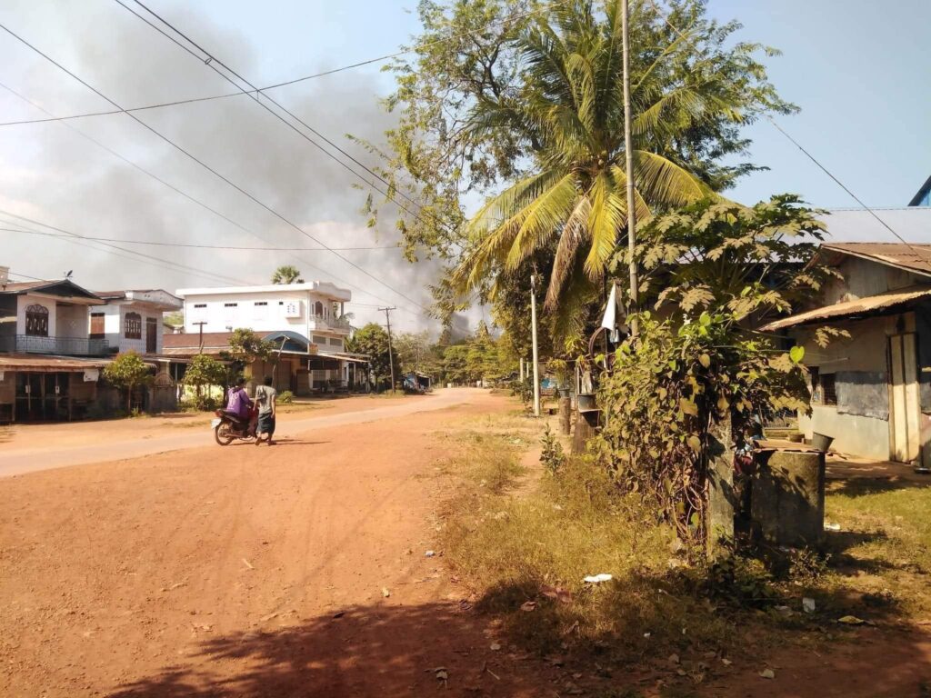 (ကော့ကရိတ်မြို့နယ်ရှိ ကော့ဘိန်းရွာရဲစခန်းအား မီးရှို့ဖျက်ဆီးနေစဥ်၊ ဓာတ်ပုံ - အတုလ ဆာန်/FB)