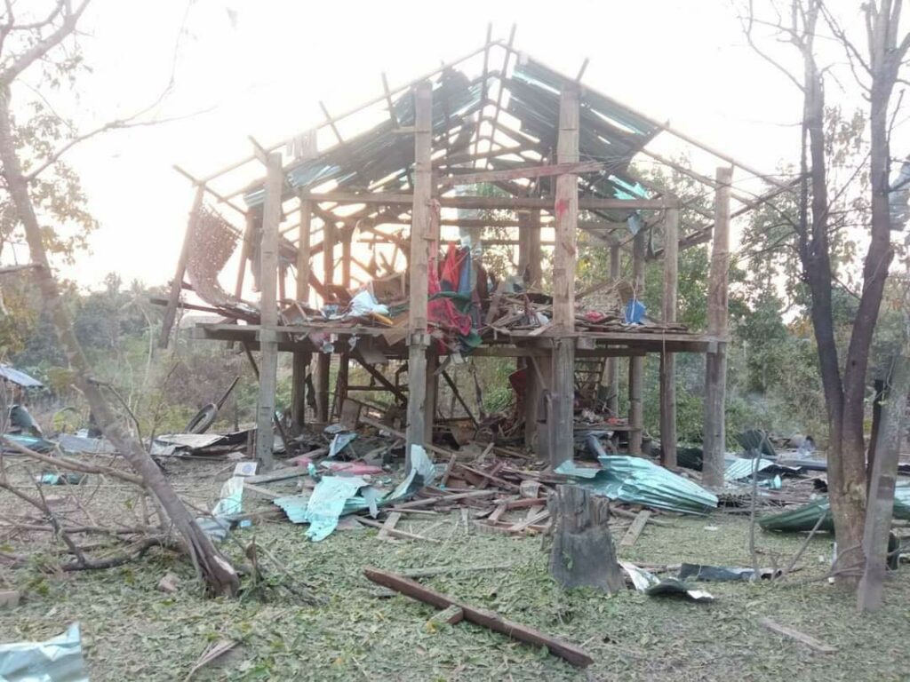 (ရွာထဲဗုံးကျဲခံရမှုကြောင့် သေဆုံးခဲ့သူတစ်ဦးအနီးမှ ဒေသခံတစ်ဦး နှင့် ရွာအတွင်းပျက်စီးမှု။ဓါတ်ပုံ-CJ)