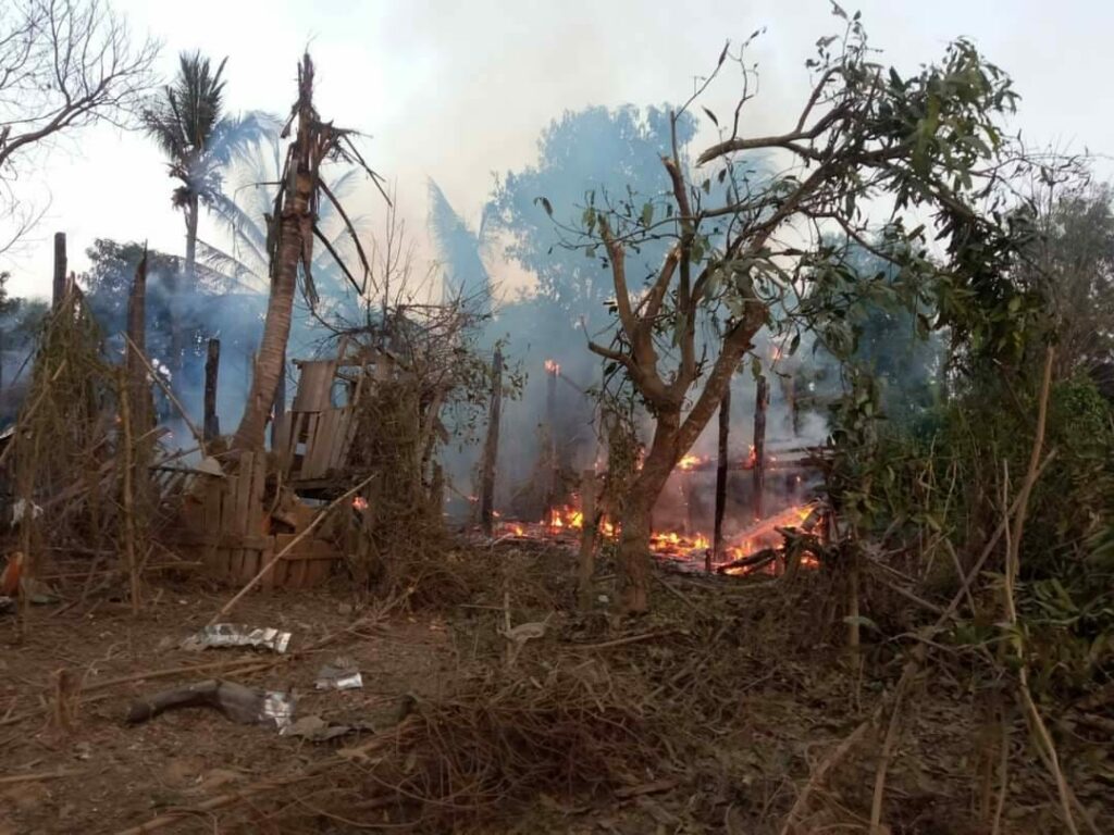 (စစ်ကောင်စီ ဗုံကျဲတိုက်ခိုက်မှုကြောင့် မိုးတာလေးကျေးရွာနှင့်တိုက်ကုန်းကျေးရွာရှိနေအိမ်များပျက်စီးနေမှု ။ ။ဓါတ်ပုံ-CJ)