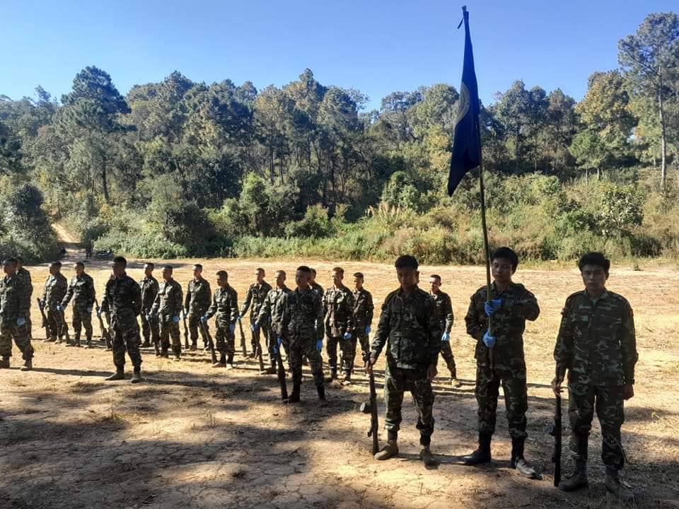 (ကရင်နီအမျိုးသားများကာကွယ်ရေး (KNDF)တပ်ရင်း - ၈မှ ရဲဘော်များ သင်တန်းဆင်းပွဲပြုလုပ်နေစဉ်၊ ဓာတ်ပုံ - KNDF)