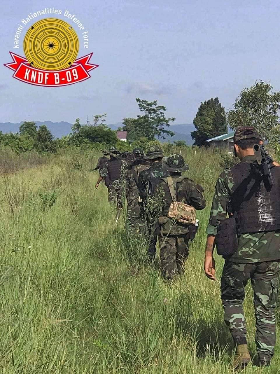 (စစ်ကောင်စီတပ်ကို တိုက်ခိုက်လျက်ရှိသည့် KNDF တပ်ရင်း(၉)တပ်ဖွဲ့ဝင်များအား တွေ့ရစဉ်၊ ဓာတ်ပုံ - KNDF)