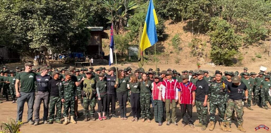 (Free Burma Rangers ၏ ဒီဇင်ဘာလကုန်ပိုင်းသင်တန်းဆင်းပွဲနှင့်လာရောက်အားပေးခဲ့သော ယူကရိန်းနိုင်ငံသူ ။ ။ဓါတ်ပုံ-FBR)