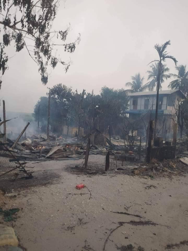 ထုံးဘိုရွာ မီးရှို့ဖျက်ဆီးခံရပြီးနောက် တွေ့ရစဥ်နှင့် ကျဆုံးခဲ့သော ရဲဘော်အား တွေ့ရစဉ်၊ ဓာတ်ပုံ-နဂါးနီပြောက်ကျားတပ်ဖွဲ့