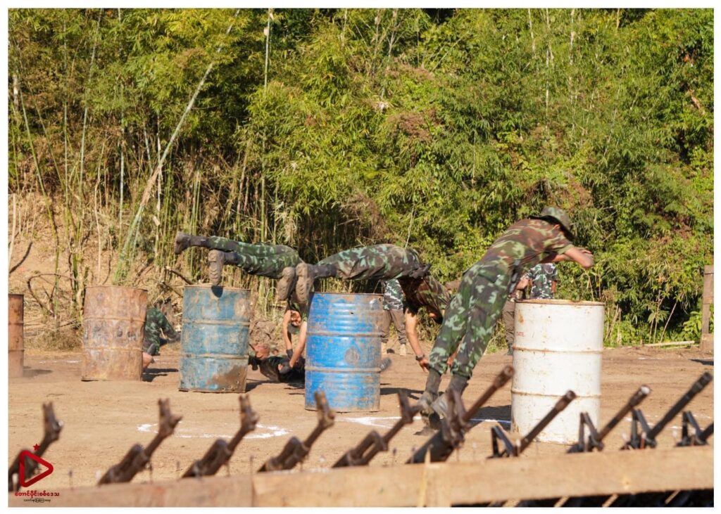 ဓာတ်ပုံ - ကျားသစ်နက် စစ်ကြောင်း